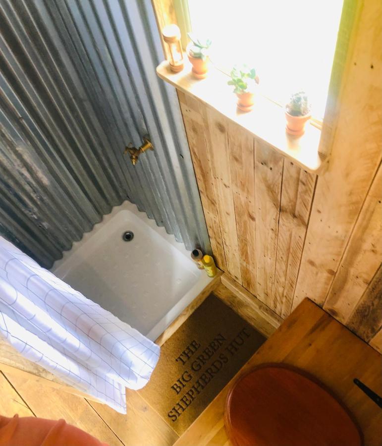 The Big Green Shepherds Hut Charlwood Exterior foto