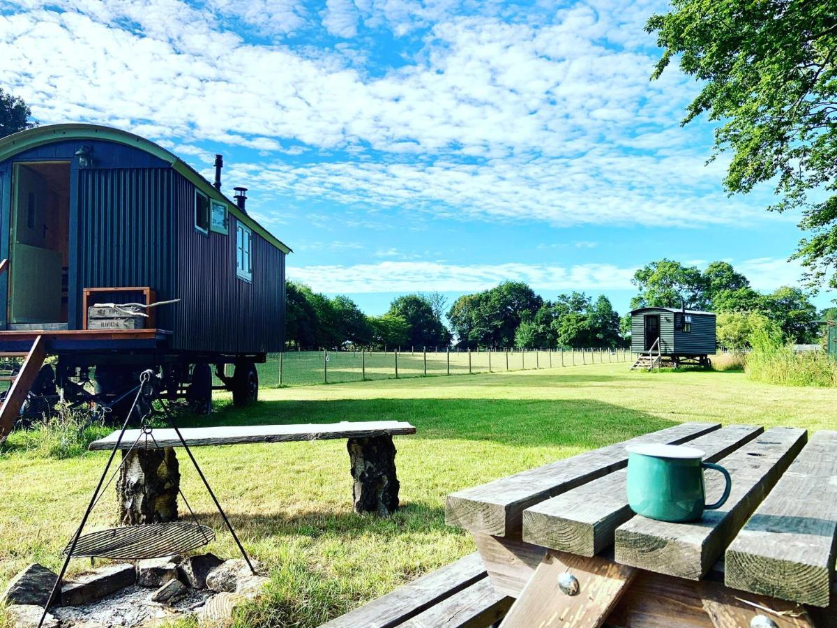 The Big Green Shepherds Hut Charlwood Exterior foto